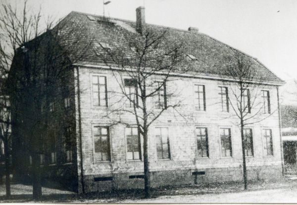 Die für den Roman wichtige alte kath. Schule an der Mühlenstraße geht auf das Jahr 1848 zurück. Sie diente 1849 als Choleralazarett