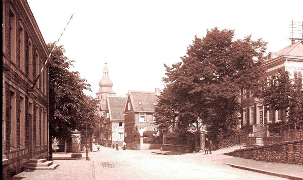 Auch die gegenüber liegende alte Höhere Mädchenschule spielt in Ommerborns Roman eine Rolle, ein Mix zwischen Fiktion und Wirklichkeit