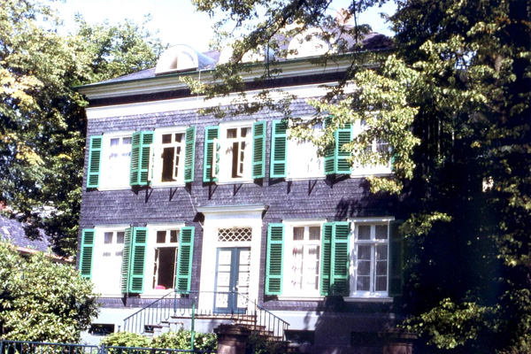 Die erwähnte Höhere Mädchenschule, vormals eine Villa Karsch, heute Sitz des Lenneper Roten Kreuzes an der Lenneper Mühlenstraße