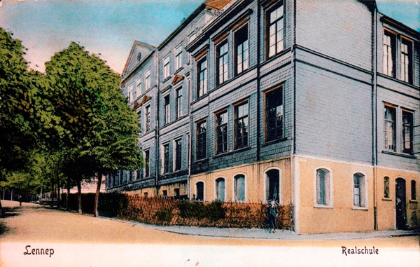 Lenneps Höhere Bürgerschule von 1868, später u.a Lyzeum und heute Freiherr-vom-Stein-Schule mit Tuchmuseum an der Hardtstraße