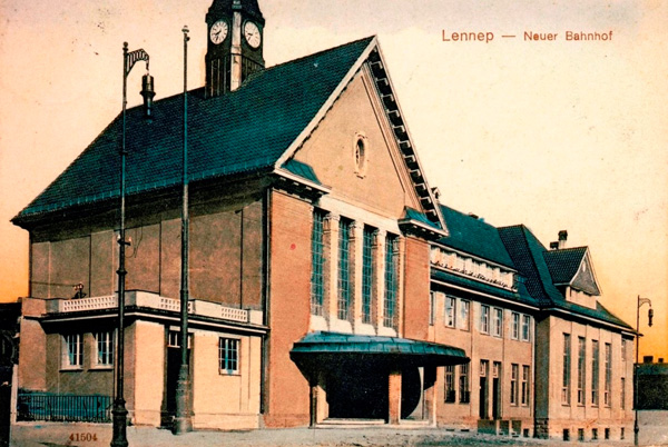 In seinem Lenneproman erwähnt Ommerborn auch den zweiten Bahnhof von 1910. Der alte war bereits wenige Jahre nach seiner Eröffnung zu klein