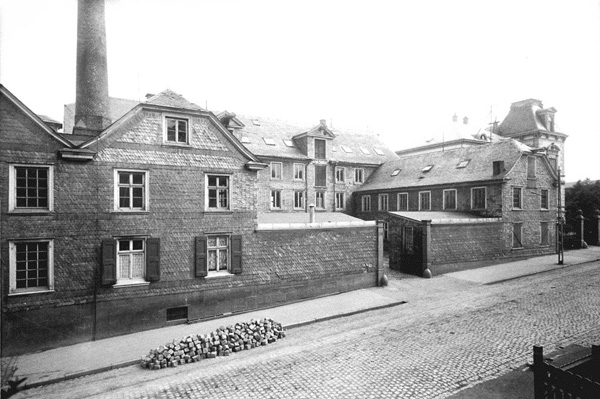 Selbstverständlich spielen bei Ommerborn die Lenneper Produktionsstätten eine Rolle, hier Johann Wülfing & Sohn um 1900 an der Kölner Straße