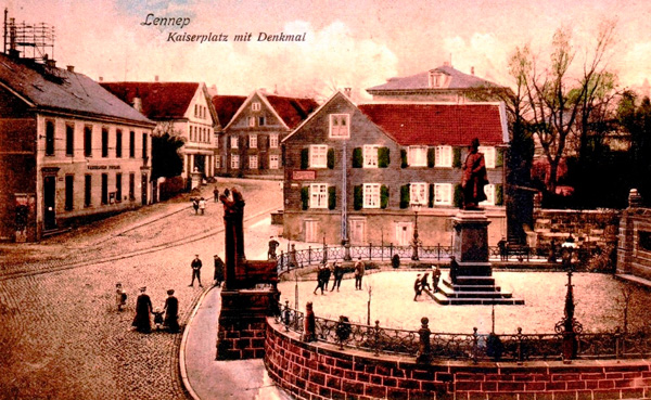 Und natürlich durfte auch der frühere Kaiserplatz nicht fehlen, heute Mollplatz, damals mit dem Kaiserdenkmal von 1889, das viel Platz einnahm