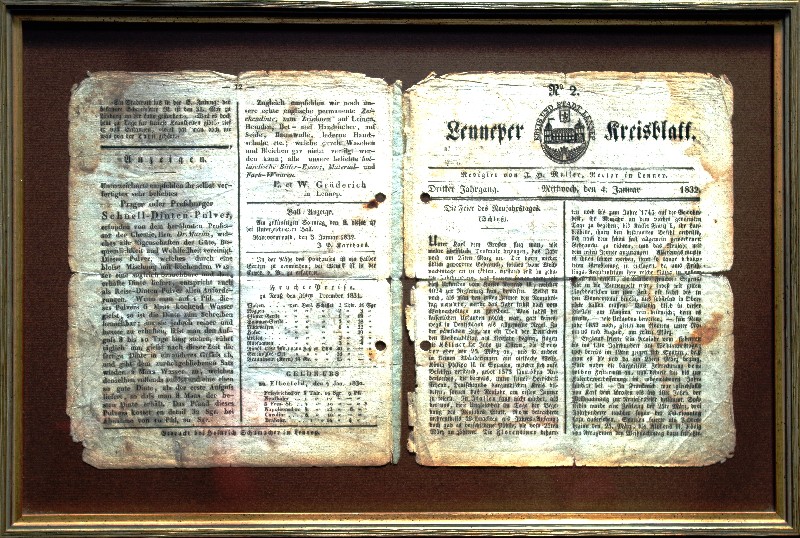 Das gerahmte Zeitungsdoppelblatt wurde im Jahre 2017 aus einem Nachlass geschenkt. Es erinnert an die Lenneper Unternehmerfamilie Grüderich und ihre Lackfabrik