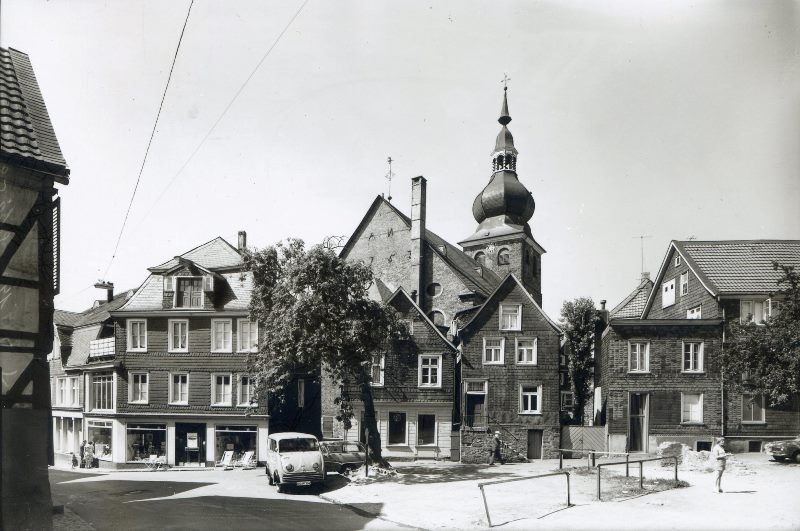 Bei Ausschachtungsarbeiten an der Lenneper Bachstraße stieß Albert Schmidt auf sog. Knüppeldämme als frühe Bachbefestigungen. Foto Lenneparchiv Schmidt.